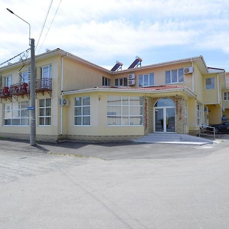 Hotel Intim Костинешти Экстерьер фото