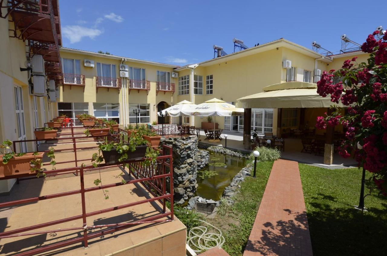 Hotel Intim Костинешти Экстерьер фото