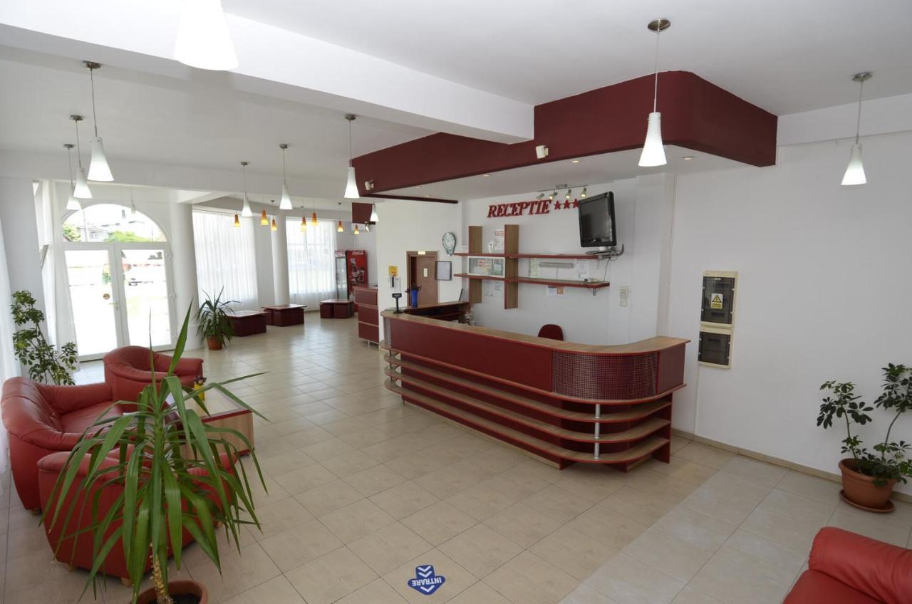 Hotel Intim Костинешти Экстерьер фото