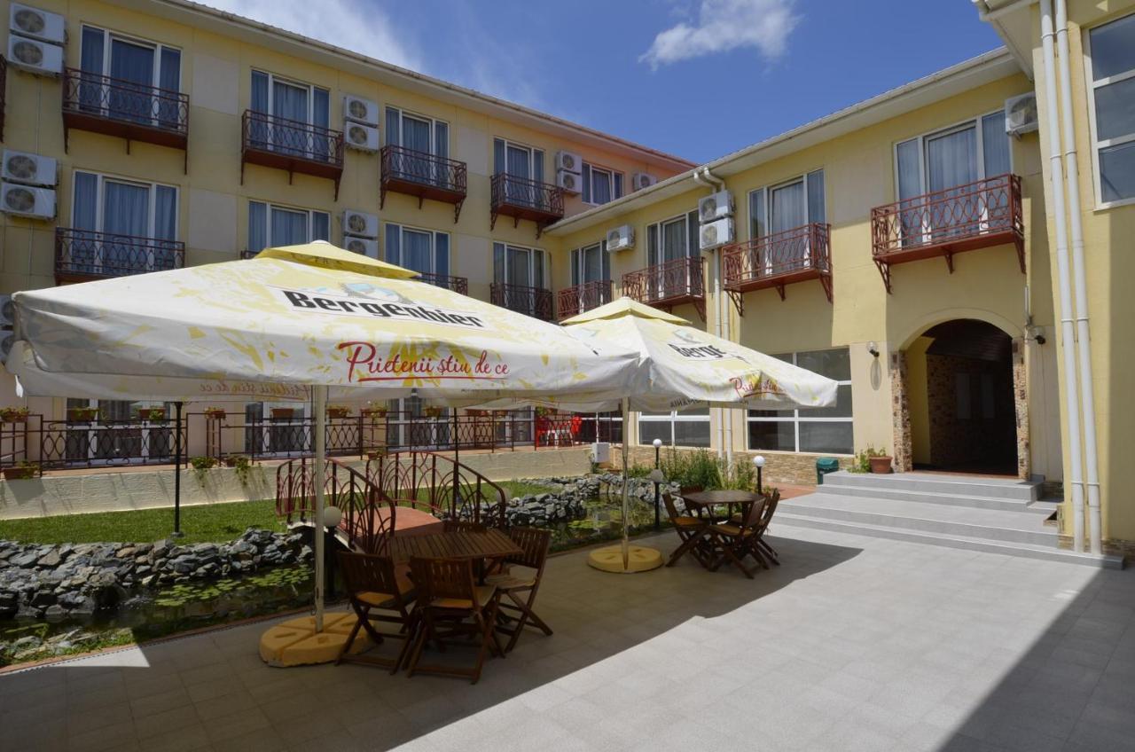 Hotel Intim Костинешти Экстерьер фото