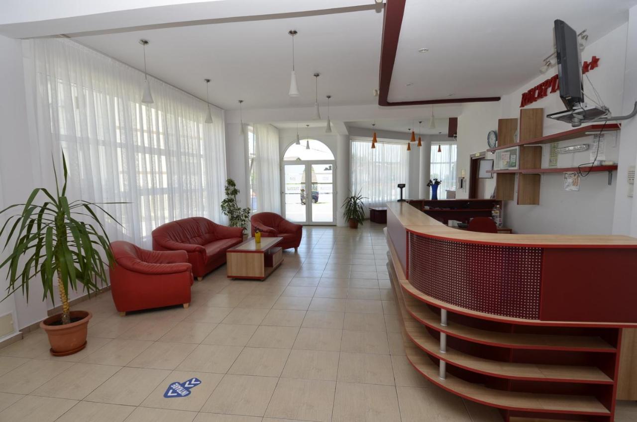 Hotel Intim Костинешти Экстерьер фото