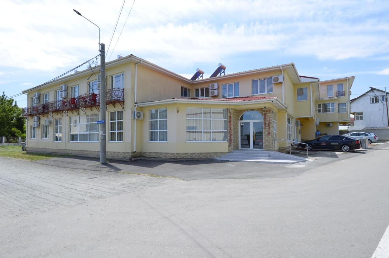 Hotel Intim Костинешти Экстерьер фото