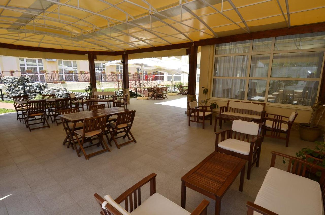 Hotel Intim Костинешти Экстерьер фото