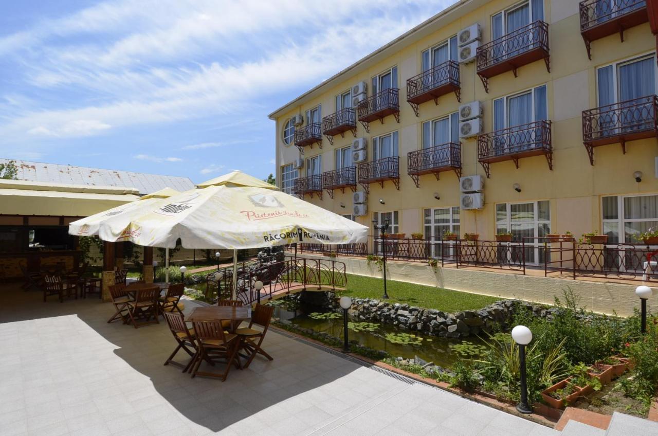 Hotel Intim Костинешти Экстерьер фото