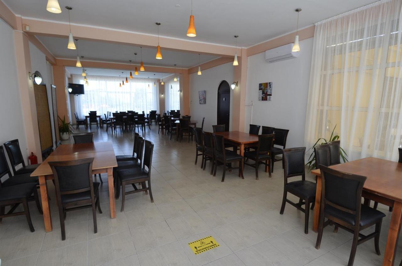 Hotel Intim Костинешти Экстерьер фото