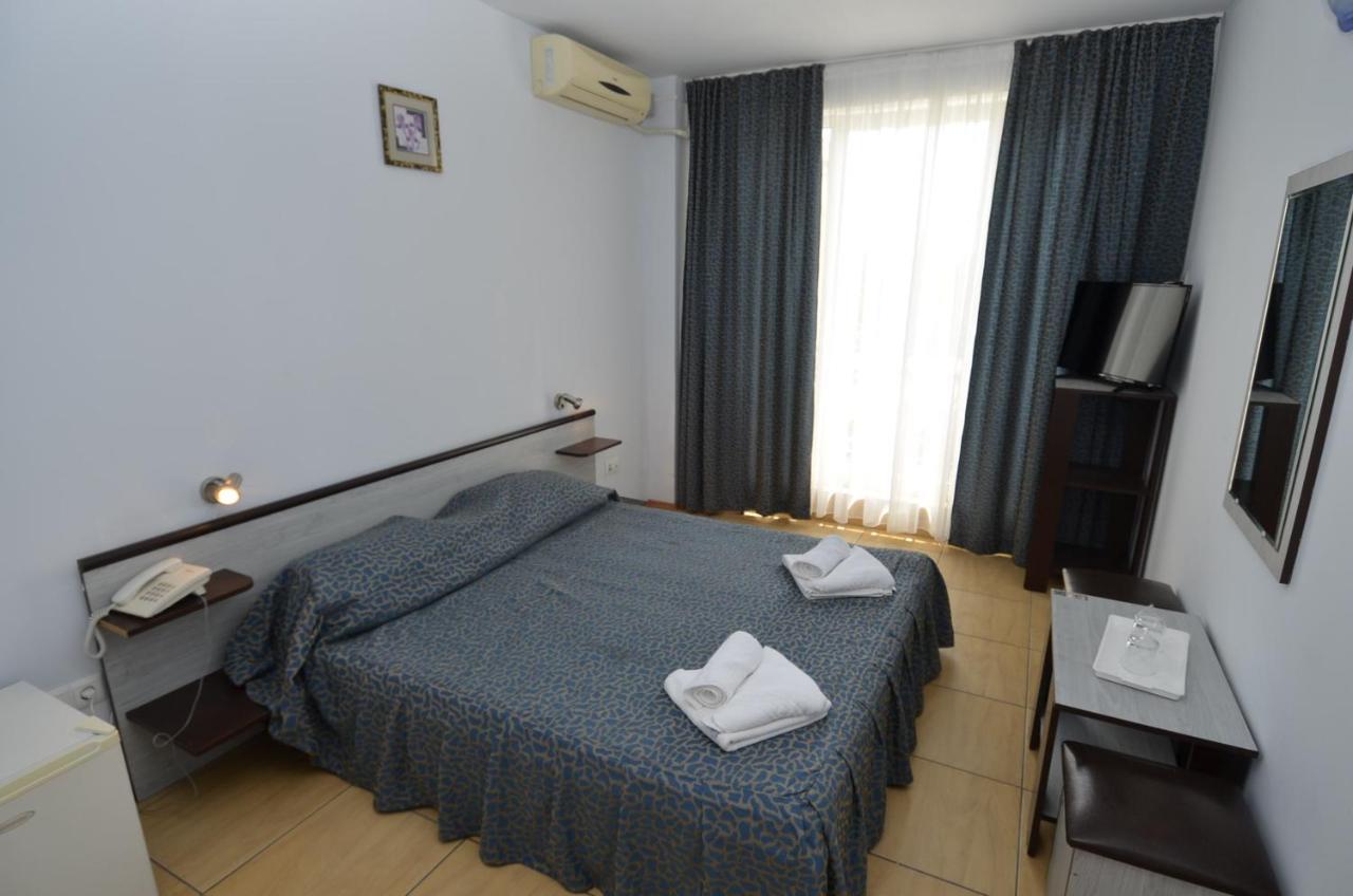 Hotel Intim Костинешти Экстерьер фото