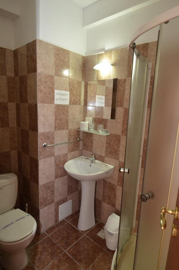 Hotel Intim Костинешти Экстерьер фото