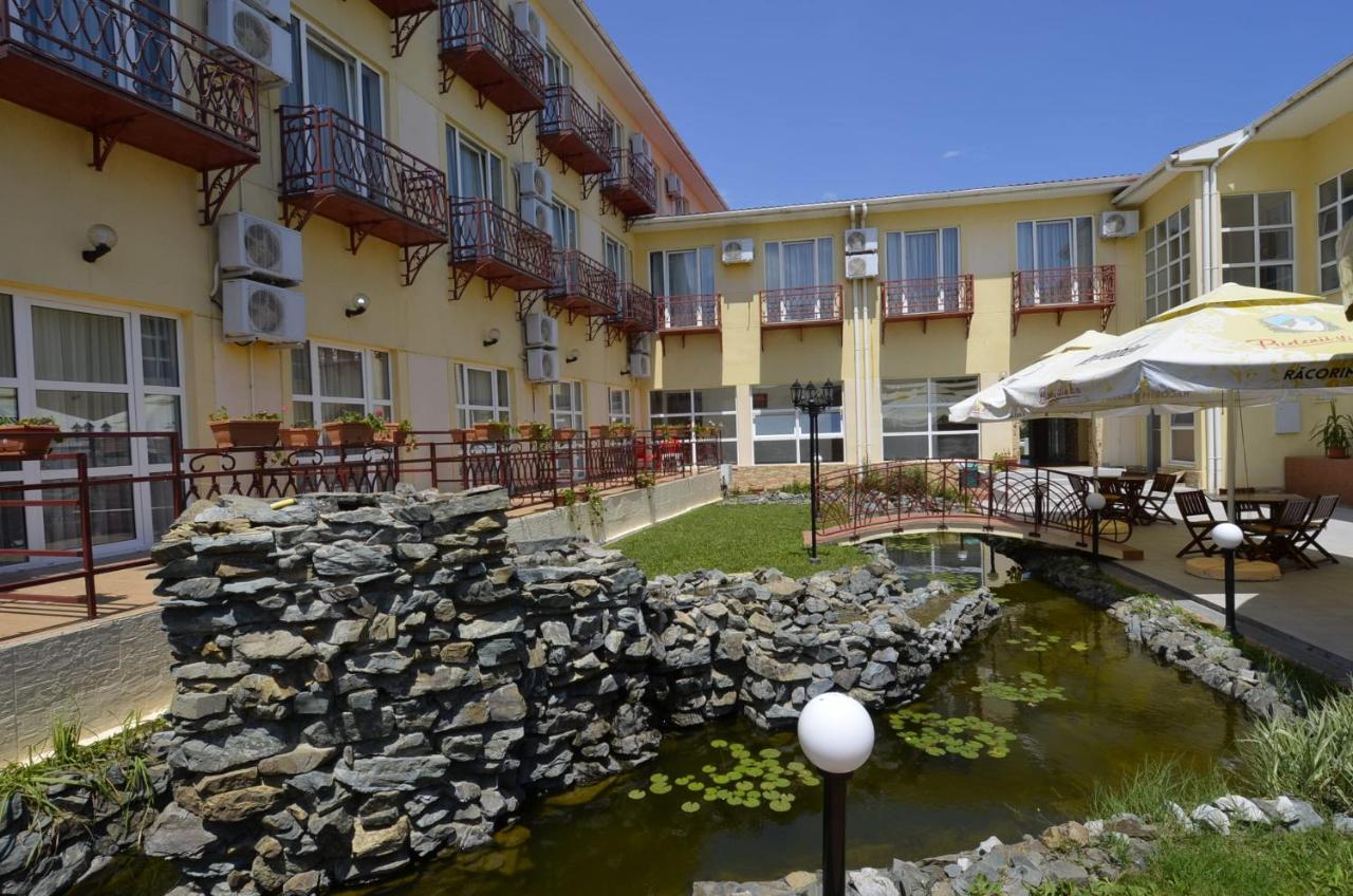 Hotel Intim Костинешти Экстерьер фото