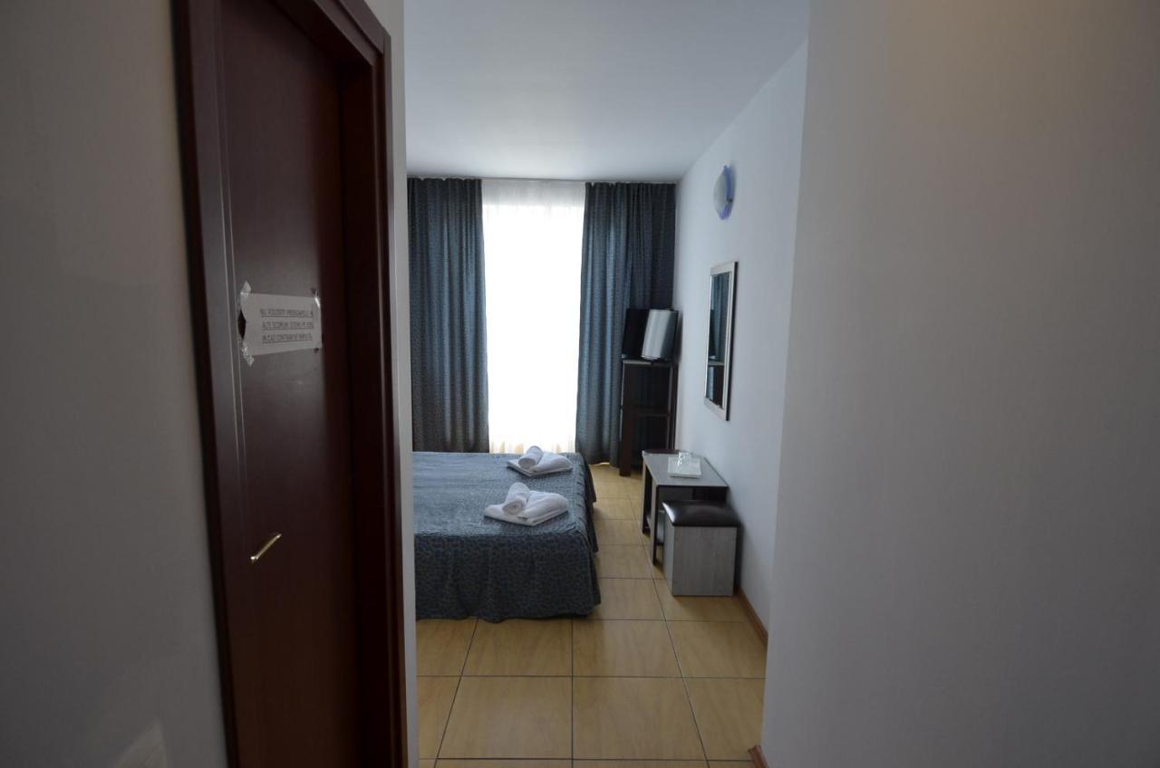 Hotel Intim Костинешти Экстерьер фото