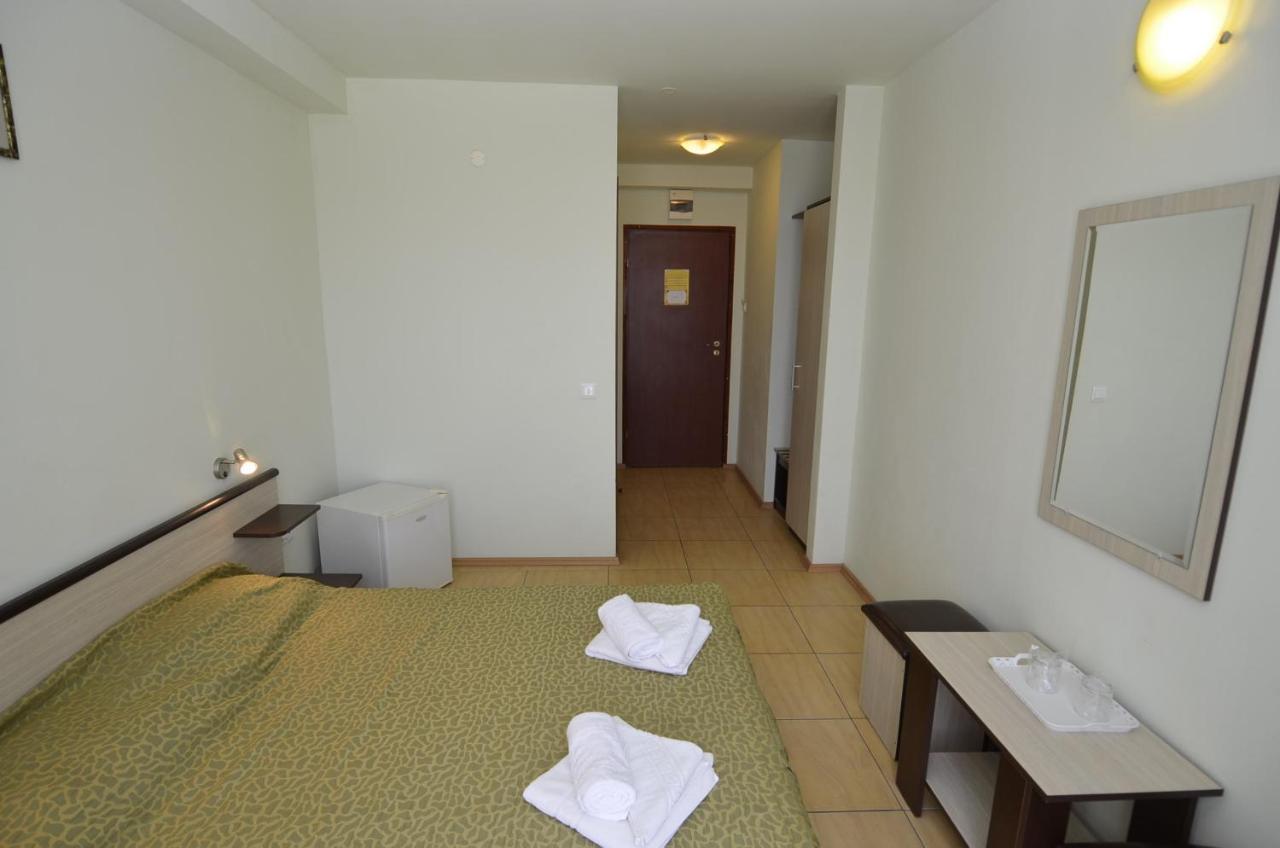 Hotel Intim Костинешти Экстерьер фото