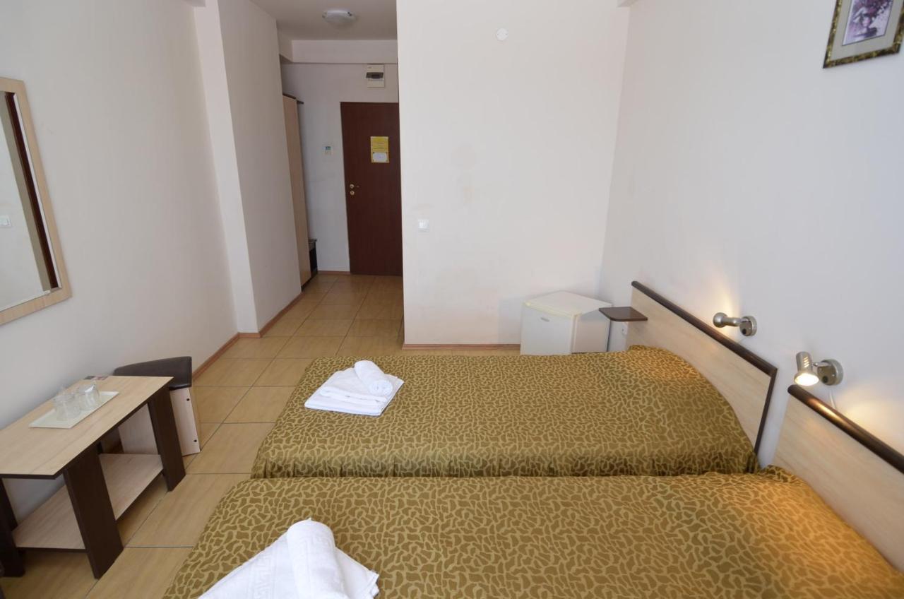 Hotel Intim Костинешти Экстерьер фото