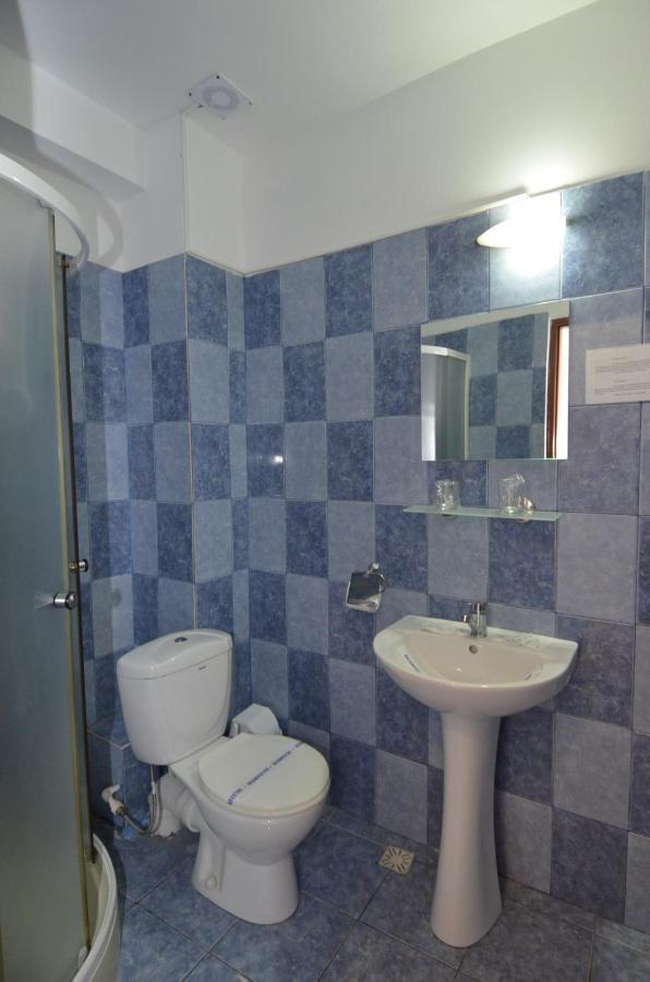 Hotel Intim Костинешти Экстерьер фото