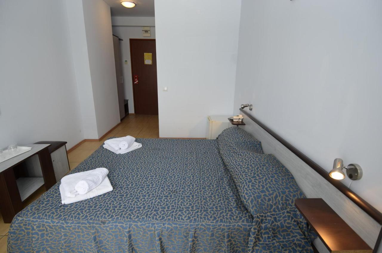 Hotel Intim Костинешти Экстерьер фото