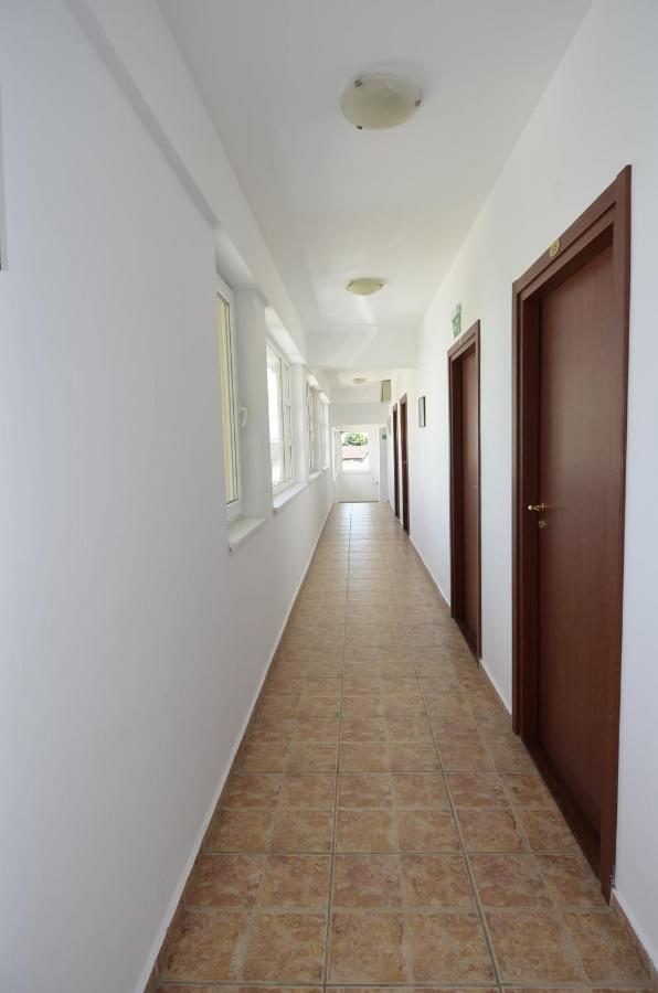 Hotel Intim Костинешти Экстерьер фото