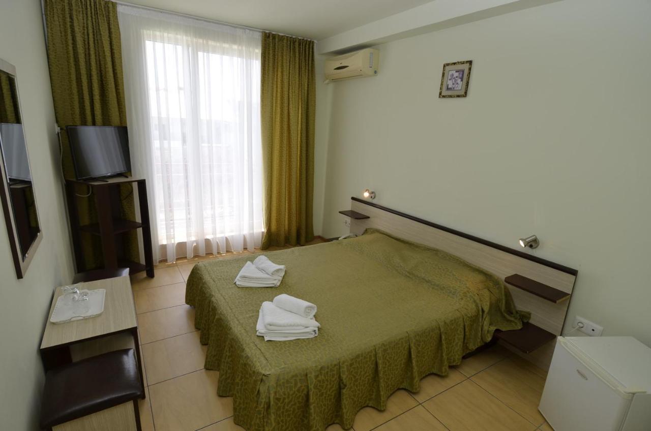 Hotel Intim Костинешти Экстерьер фото