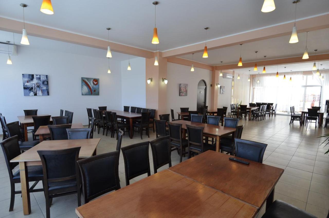 Hotel Intim Костинешти Экстерьер фото