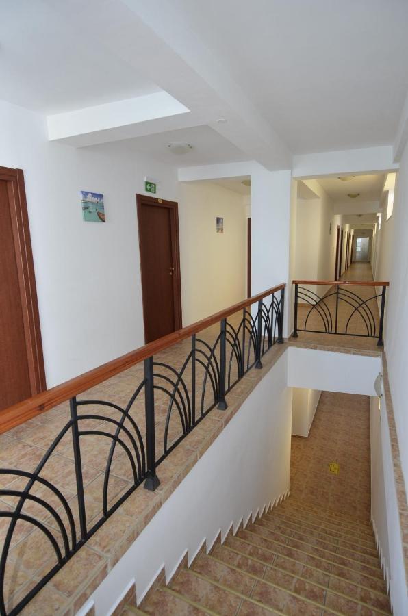 Hotel Intim Костинешти Экстерьер фото