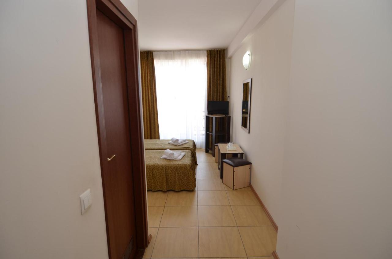 Hotel Intim Костинешти Экстерьер фото