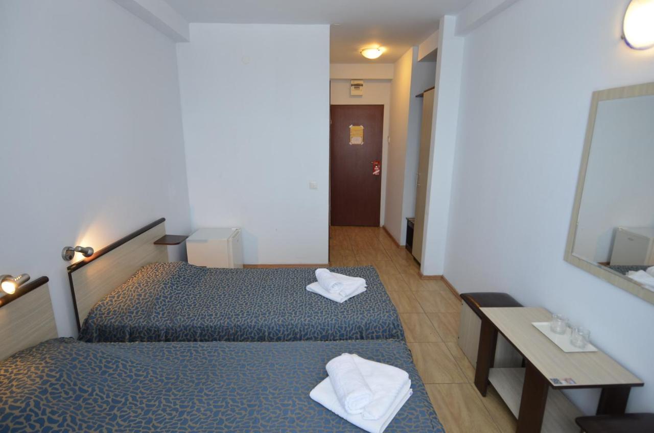 Hotel Intim Костинешти Экстерьер фото