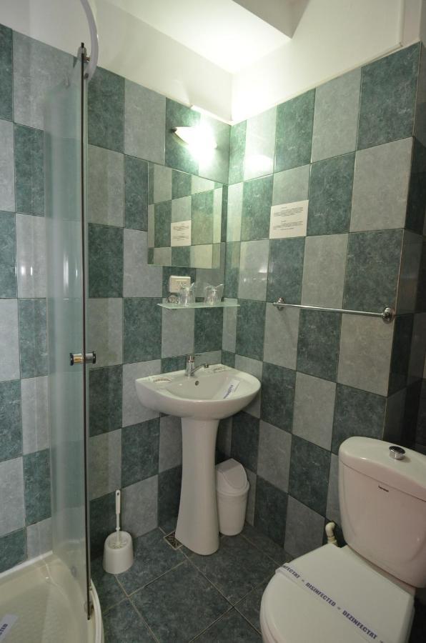 Hotel Intim Костинешти Экстерьер фото